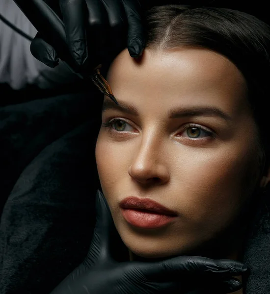 Adorable Brunette Woman Having Brow Permanent Procedure Beauty Studio Closeup — Stock Photo, Image