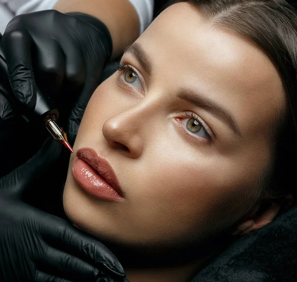 Mooie Brunette Vrouw Met Lip Permanente Procedure Schoonheidssalon Dichtbij Schot — Stockfoto