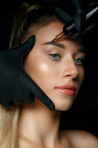 Beautician Hand Applying Eyebrow Permanent Makeup Pretty Woman Face — Stock Photo, Image