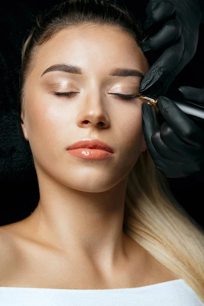 Closeup Shot Beautician Black Gloves Applying Permanent Eyelid Makeup Young — Stock Photo, Image