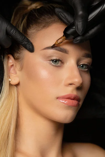 Closeup Shot Cosmetician Gloves Making Permanent Brow Makeup Young Blond — Stock Photo, Image