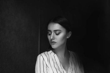 Akıl hastalığı konsepti; genç, güzel bir kadın psikolojik sorunlar yaşıyor