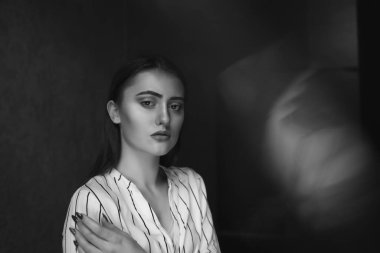 Zihinsel hastalık konsepti; genç, güzel bir kadın yalnızlık ve üzüntü yaşar. Metin için boşluk