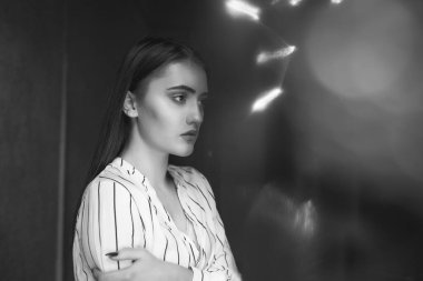 Üzgün, modaya uygun esmer bir kadının siyah beyaz portresi şık kıyafetler giyer. Metin için boşluk