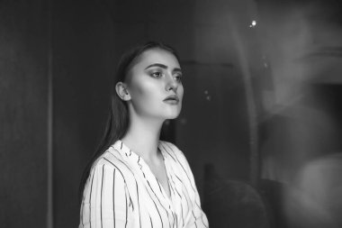 Akıl hastalığı konsepti; genç, güzel bir kadın olumsuz duygular yaşıyor. Boş boşluk