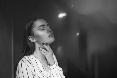 Zihinsel hastalık konsepti; genç muhteşem kadın yalnızlık ve üzüntü yaşıyor. Metin için boşluk