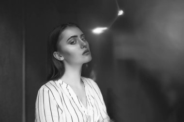 Akıl hastalığı konsepti; genç, sevimli bir kadın olumsuz duygular yaşıyor. Metin için boşluk