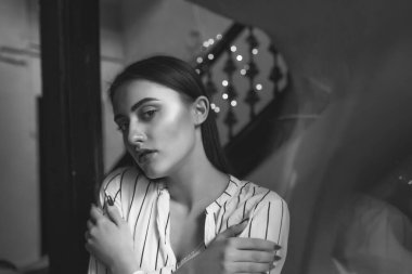 Zihinsel hastalık konsepti; genç çekici kadın yalnızlık ve üzüntü yaşıyor. Boşluğu kopyala