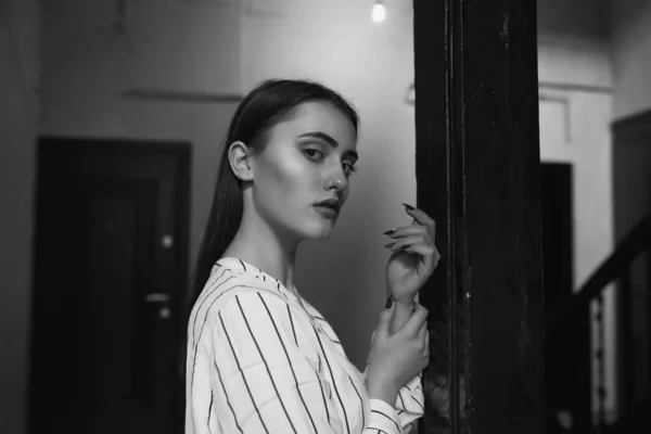 Retrato Interior Blanco Negro Una Atractiva Joven Que Lleva Camisa —  Fotos de Stock