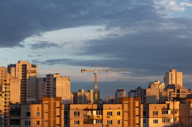 Ev yapımı konsepti: Kiev 'deki eski binalar arasında yoğun nüfuslu bir alanda inşaat vinci