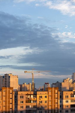 Ev inşa konsepti: Kiev 'deki eski konut binaları arasında yoğun nüfuslu bir alanda inşaat vinci