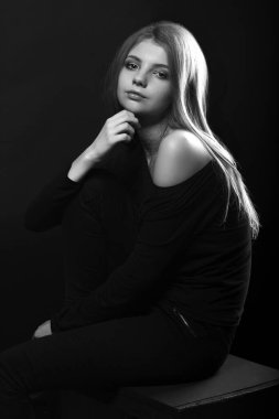 Çıplak omuzlarıyla poz veren romantik bir genç kadının tek renkli portresi.