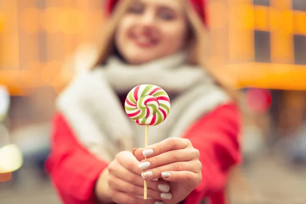 겨울에 거리에서 코트를 카라멜 사탕을 스카프를 아름다운 미소를 — 스톡 사진