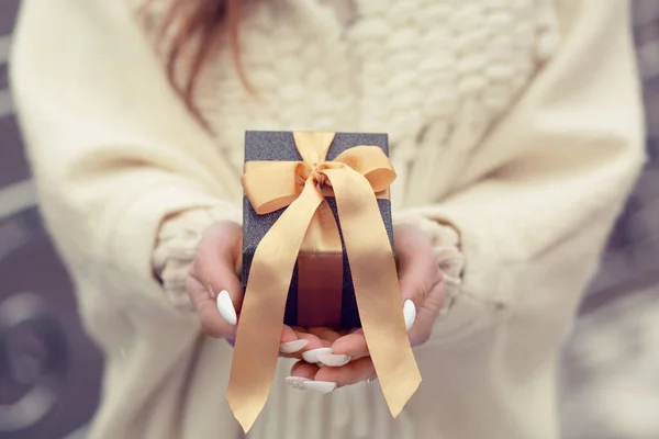 Woman Dressed Winter Coat Holding Small Gift Box Silk Bow — Stock Photo, Image