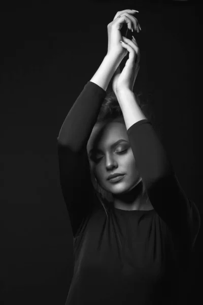 Retrato Dramático Una Sensual Joven Posando Una Habitación Oscura Con — Foto de Stock