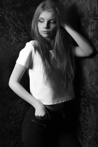 Casual Dressed Blond Woman Posing Dark Room Black White Shot — Stock Photo, Image