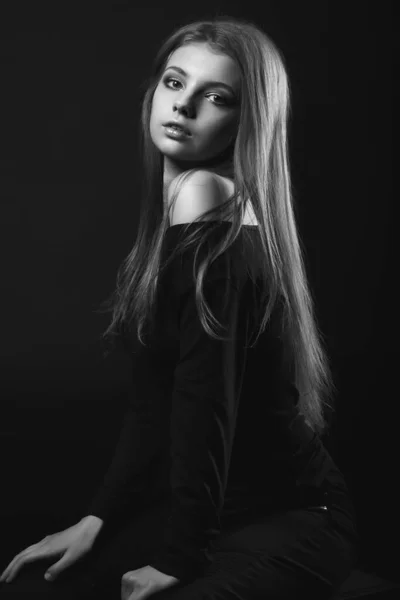 Studio Monochroom Portret Van Een Verbazingwekkende Jonge Vrouw Poseren Met — Stockfoto