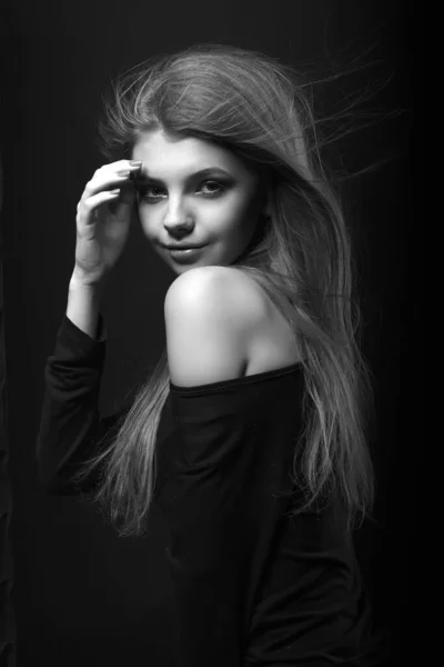 Studio Portrait Monochrome Une Jeune Femme Romantique Posant Avec Des — Photo