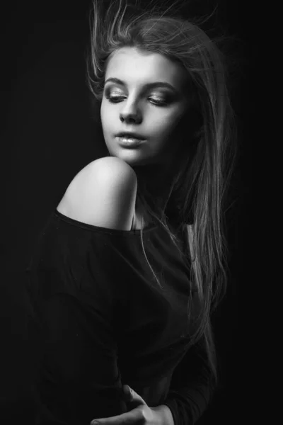 Studio Monokrom Porträtt Fantastisk Ung Kvinna Poserar Med Nakna Axlar — Stockfoto