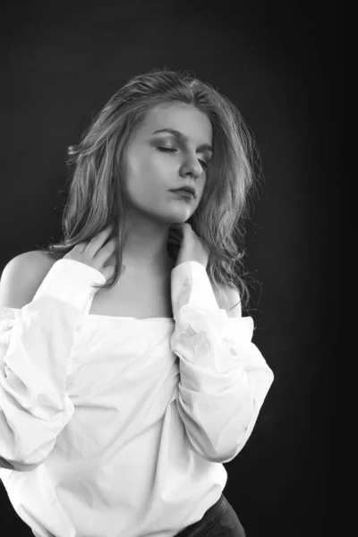 スタジオの影の中に男のシャツを着た官能的な若い女性 白黒の画像 — ストック写真