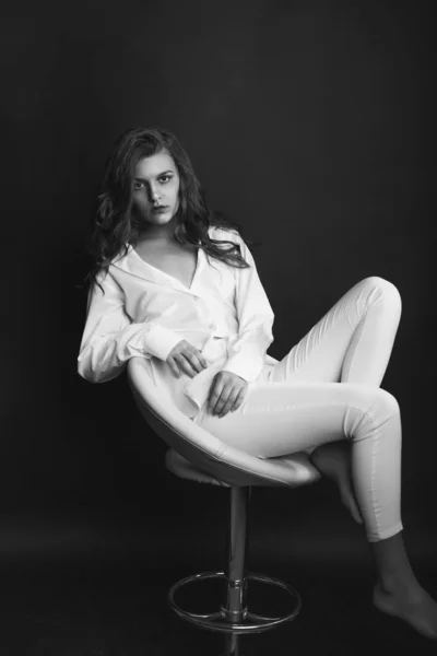 Çekici Genç Kadın Beyaz Gömlek Pantolon Giyer Stüdyoda Bir Sandalyeye — Stok fotoğraf