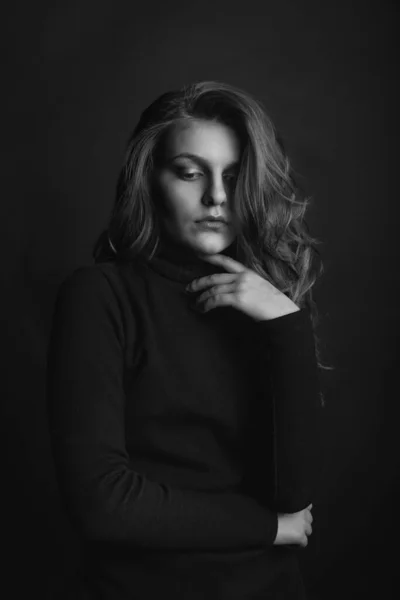 곱슬머리의 아름다운 여인은 터틀넥을 입는다 스튜디오 흑백의 — 스톡 사진