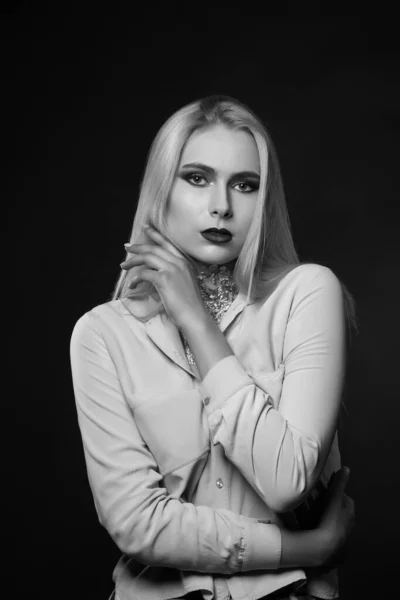 Wspaniała Blond Modelka Pozująca Studio Jasnym Makijażem Folią Szyi Ujęcie — Zdjęcie stockowe