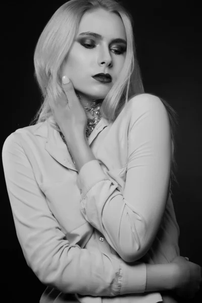 Okouzlující Blond Modelka Pózující Studiu Jasným Make Upem Křídlákem Krku — Stock fotografie