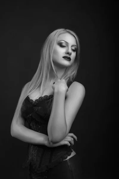 Frumos Model Tânăr Machiaj Strălucitor Păr Blond Lung Poartă Corset — Fotografie, imagine de stoc