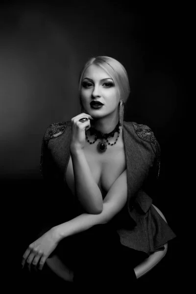 Elegante Retrato Estudio Blanco Negro Una Mujer Encantadora Con Maquillaje — Foto de Stock