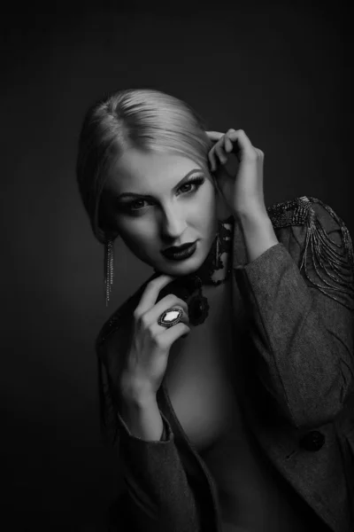 Elegante Retrato Estudio Blanco Negro Una Magnífica Dama Con Maquillaje — Foto de Stock