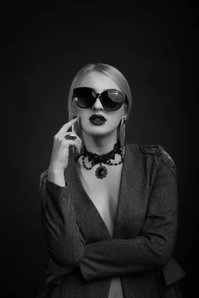 Černobílý Studiový Portrét Půvabné Blondýny Nosí Sluneční Brýle Bundu Nahém — Stock fotografie
