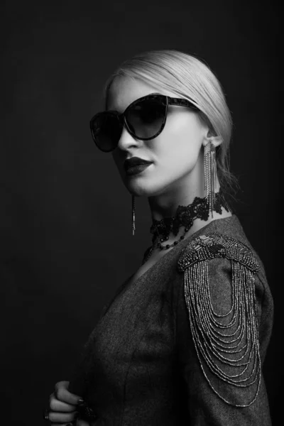Černobílé Studio Portrét Úžasné Blond Žena Nosí Sluneční Brýle Bundu — Stock fotografie