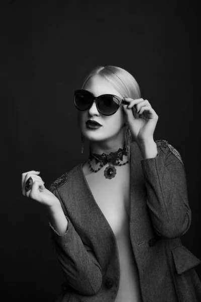 Černobílý Studiový Portrét Stylové Blondýny Nosí Sluneční Brýle Bundu Nahém — Stock fotografie