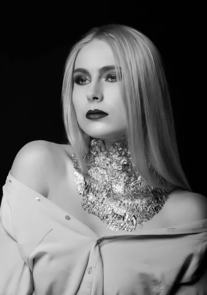 Czarno Biała Sesja Piękności Piękny Blond Model Pozowanie Studio Jasnym — Zdjęcie stockowe