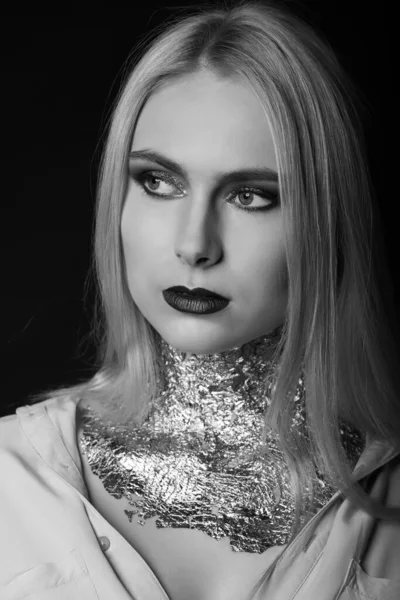 Czarno Biała Sesja Piękności Ładna Blondynka Pozowanie Studio Jasnym Makijażem — Zdjęcie stockowe