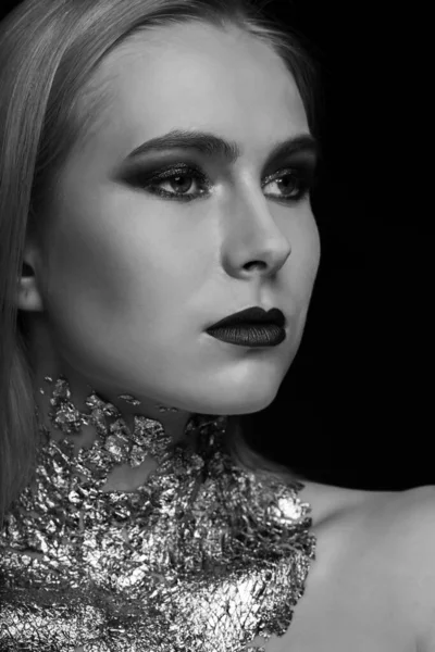 Czarno Biała Sesja Piękności Wspaniały Blond Model Pozowanie Studio Jasnym — Zdjęcie stockowe