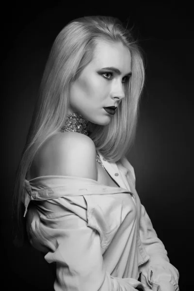黒と白の美しさ撮影 魅力的なブロンドモデルポーズでスタジオに明るいメイクと箔オン彼女の首 — ストック写真