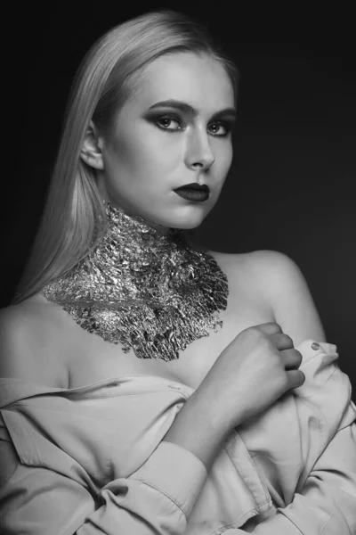 Black White Beauty Shoot Εκθαμβωτικό Ξανθό Μοντέλο Που Ποζάρει Στο — Φωτογραφία Αρχείου