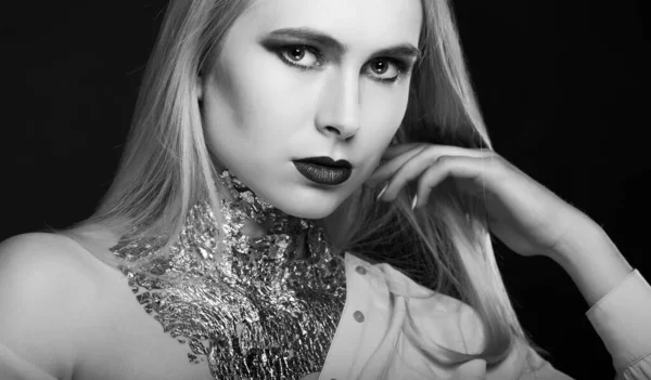 Luxuruius Blonda Modell Poserar Studio Med Ljus Makeup Och Folie — Stockfoto