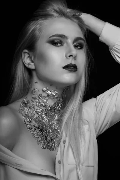 Verleidelijk Blond Model Poseren Studio Met Heldere Make Folie Haar — Stockfoto