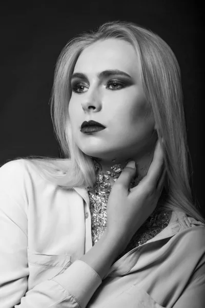 Elegancka Blond Modelka Pozująca Studio Jasnym Makijażem Folią Szyi Ujęcie — Zdjęcie stockowe