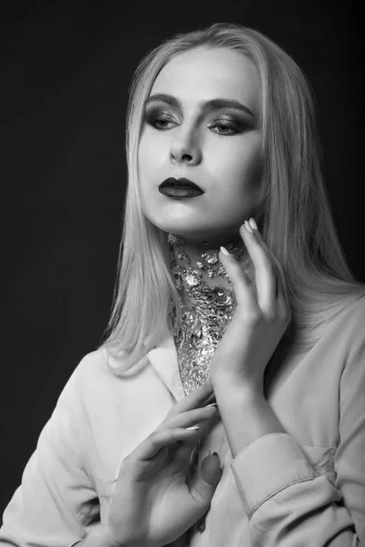 Vášnivá Blonďatá Modelka Pózující Studiu Jasným Make Upem Křídlákem Krku — Stock fotografie