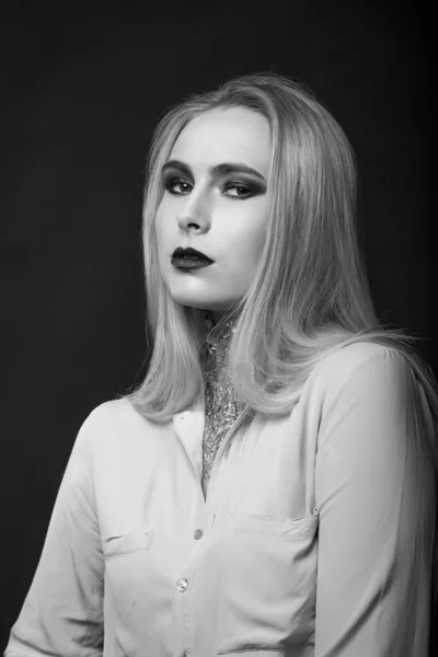Nádherná Blond Modelka Pózující Studiu Jasným Make Upem Křídlákem Krku — Stock fotografie