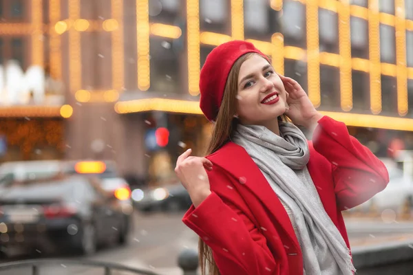 Lovely Blond Woman Wears Red Beret Winter Coat Posing City — Stock Photo, Image