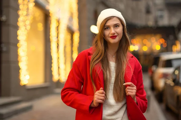 Casual Dressed Blond Woman White Hat Winter Coat Walking City — Stock Photo, Image