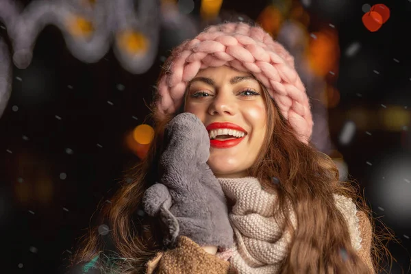 Happy Young Woman Wears Pink Hat Mittens Scarf Walking City — Stock Photo, Image
