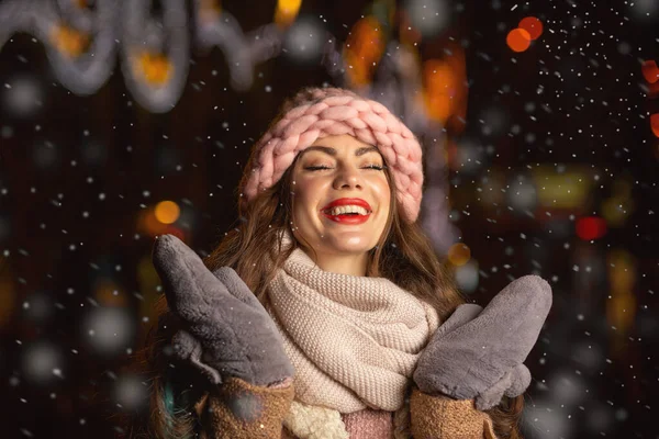 Cheerful Young Woman Wears Pink Hat Mittens Scarf Walking City — Stock Photo, Image