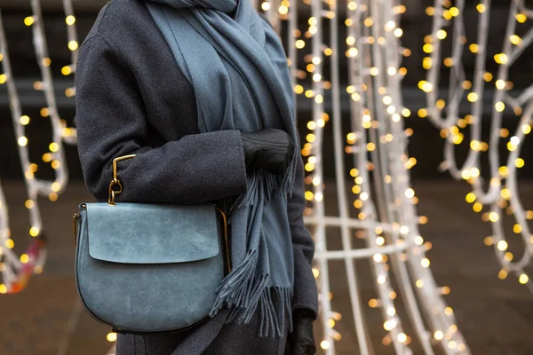 Femme Habillée Mode Porte Manteau Gris Une Écharpe Tenant Sac — Photo