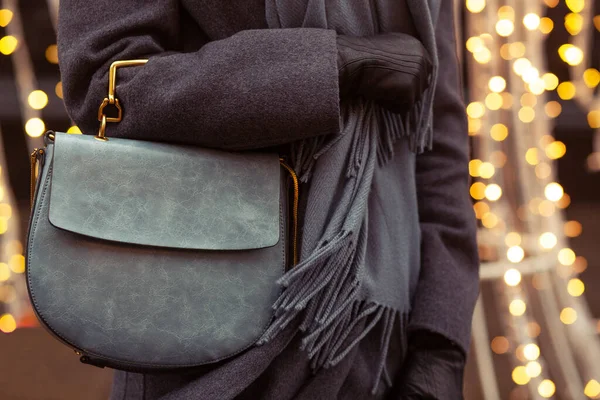 Mujer Vestida Moda Lleva Abrigo Gris Bufanda Sosteniendo Bolso Cuero — Foto de Stock